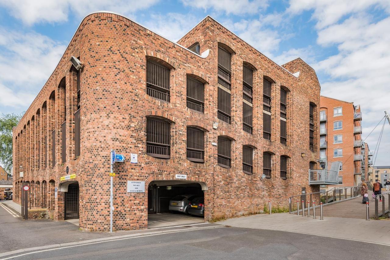 Апартаменты Chic One Bed Apartment- Living In Converted Cocoa Warehouse Parking